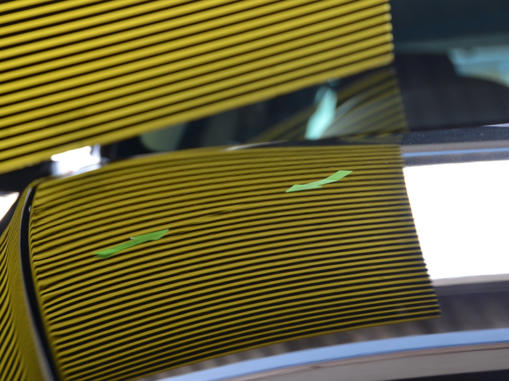 アテンザワゴン ボンネットのデントリペア前ラインボードで確認