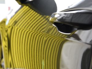 ゴルフ 左フロントドアプレスラインのデントリペアの再修理前 ラインボードでの確認