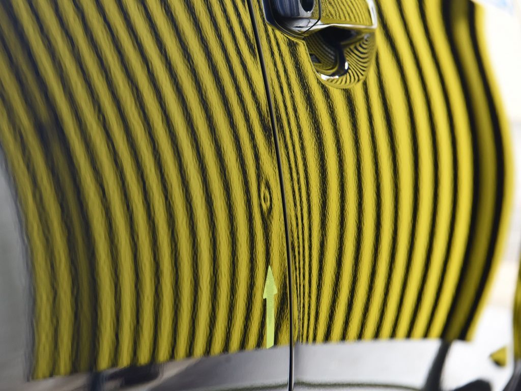 レヴォーグ 右リアドアのデントリペア前 ラインボードでの確認