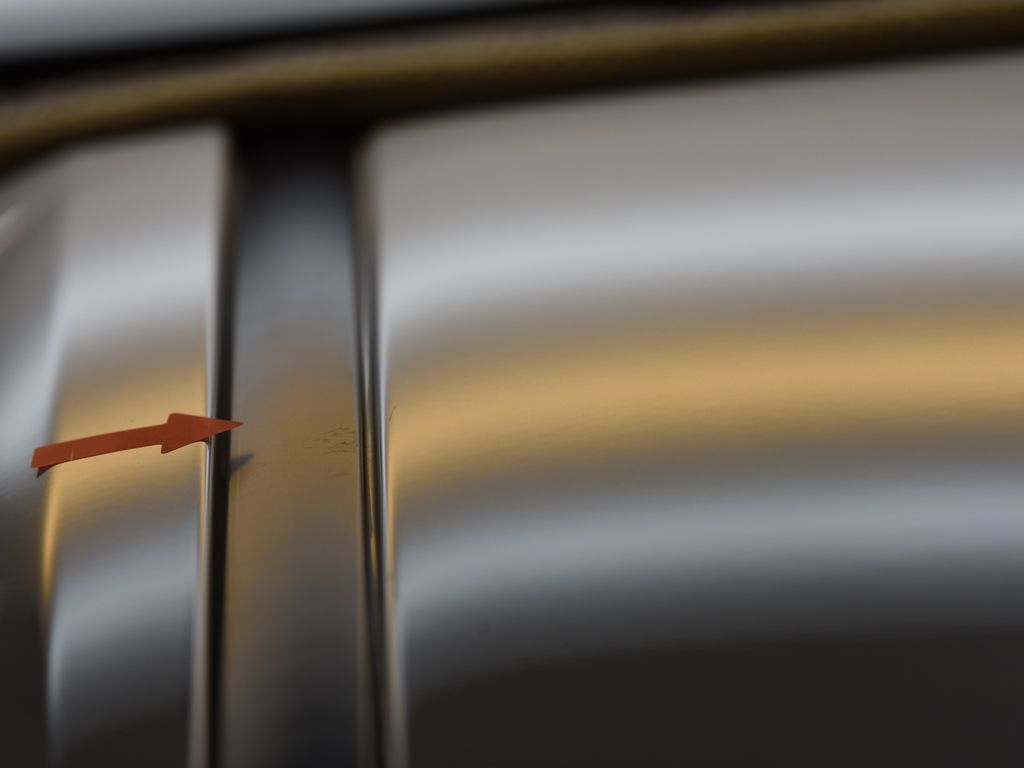 レクサス NX ルーフのデントリペア後 ライトで確認