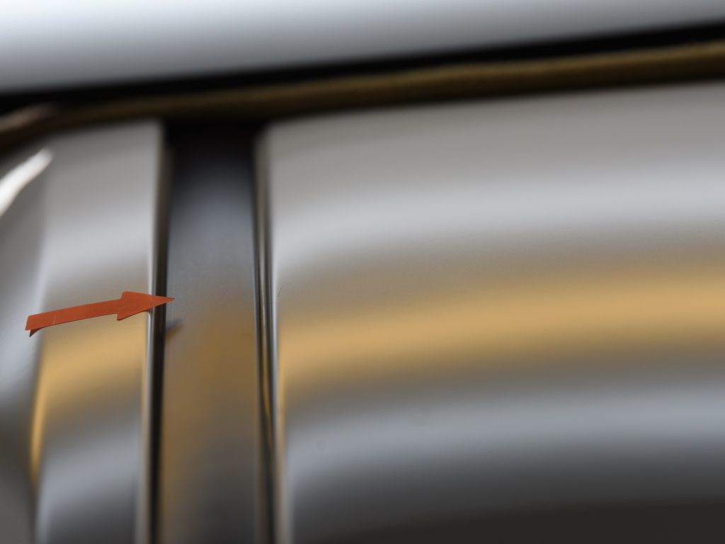 レクサス NX ルーフのデントリペア前 ライトで確認