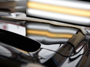 BMW420i ボンネットのデントリペア前 ライトで確認