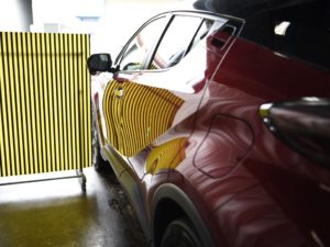CH-R 左リアドア ラインボードでへこみの確認