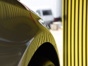 S63AMG 右フロントフェンダーデントリペア前 ラインボードで確認
