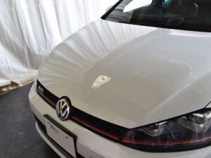 フォルクスワーゲンゴルフ ボンネットのデントリペア位置