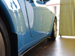 ポルシェ911-993 右ドアのヘコミをラインボードで確認