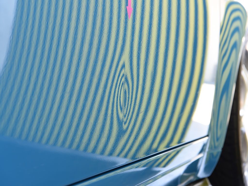 ポルシェ911-993 右ドアのデントリペア前 ラインボードで確認