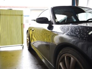 ポルシェ911 996GT3 右ドアのデントリペア位置をラインボードで確認