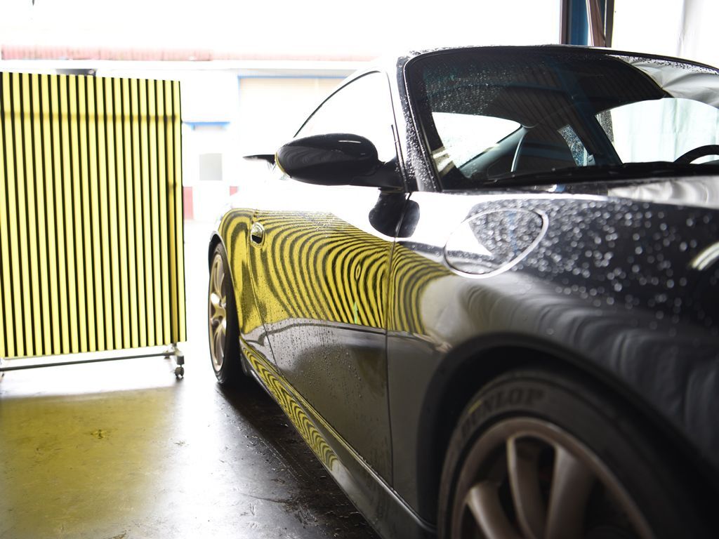ポルシェ911 996GT3 右ドアのデントリペア位置をラインボードで確認