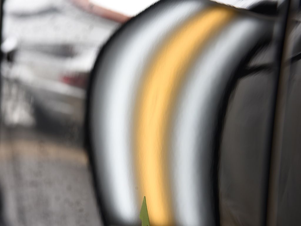 ポルシェ911 996GT3 右ドアのデントリペア前 ライトの光で確認