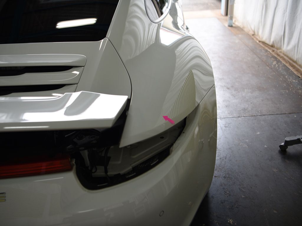 ポルシェ911-991型 右リアフェンダーのデントリペア位置を確認