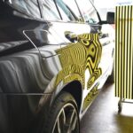 BMW X4 右リアフェンダーのヘコミをラインボードで確認
