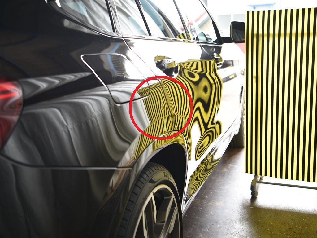BMW X4 右リアフェンダーのデントリペア位置
