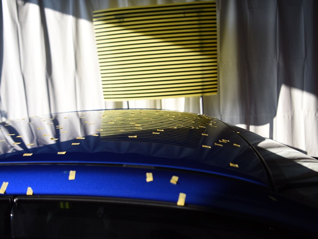WRX 雹害修理前 ラインボードでヘコミの確認