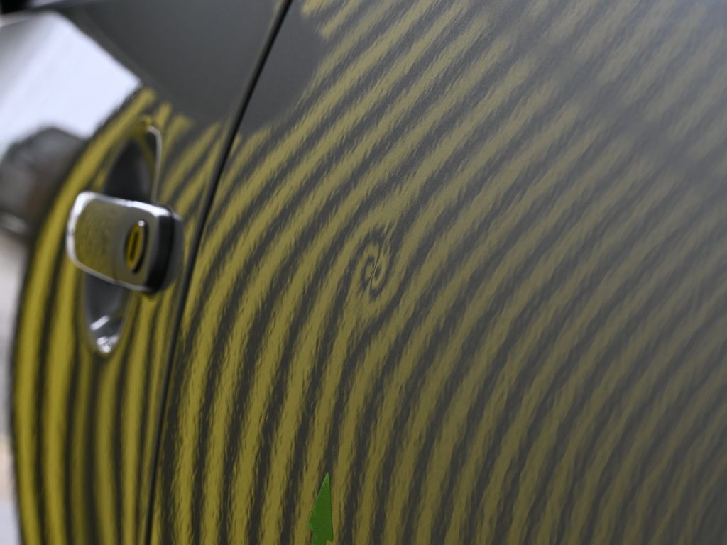 フォルクスワーゲンBORA 左リアドアのデントリペア前 ラインボードで確認