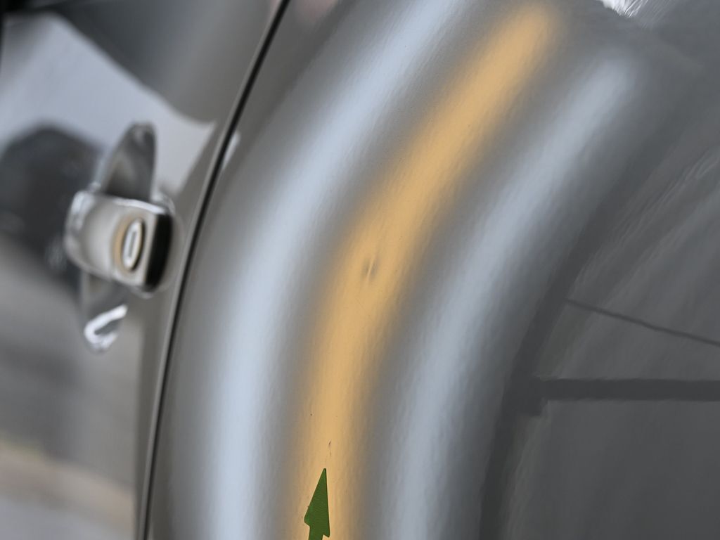 フォルクスワーゲンBORA 左リアドアのデントリペア前 ライトの光で確認