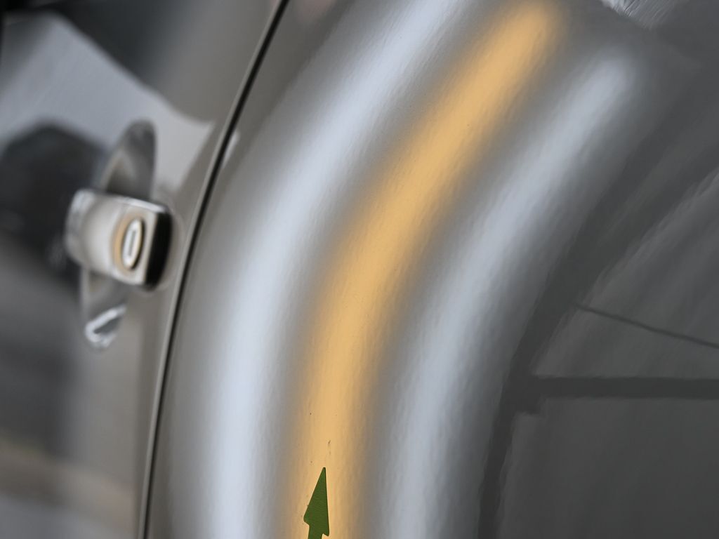 フォルクスワーゲンBORA 左リアドアのデントリペア後 ライトの光で確認