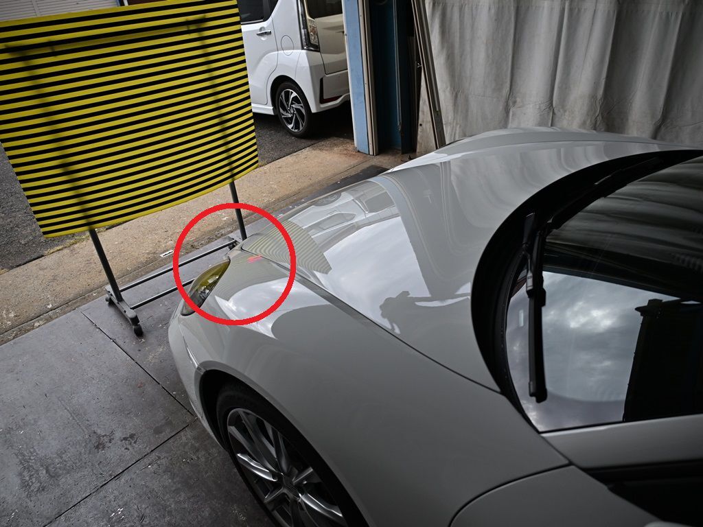 ポルシェ 718ボクスター 左フロントフェンダーのデントリペア位置