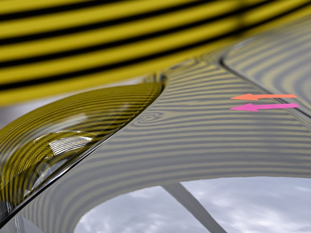 ポルシェ 718ボクスター 左フロントフェンダーのデントリペア前 ラインボードで確認