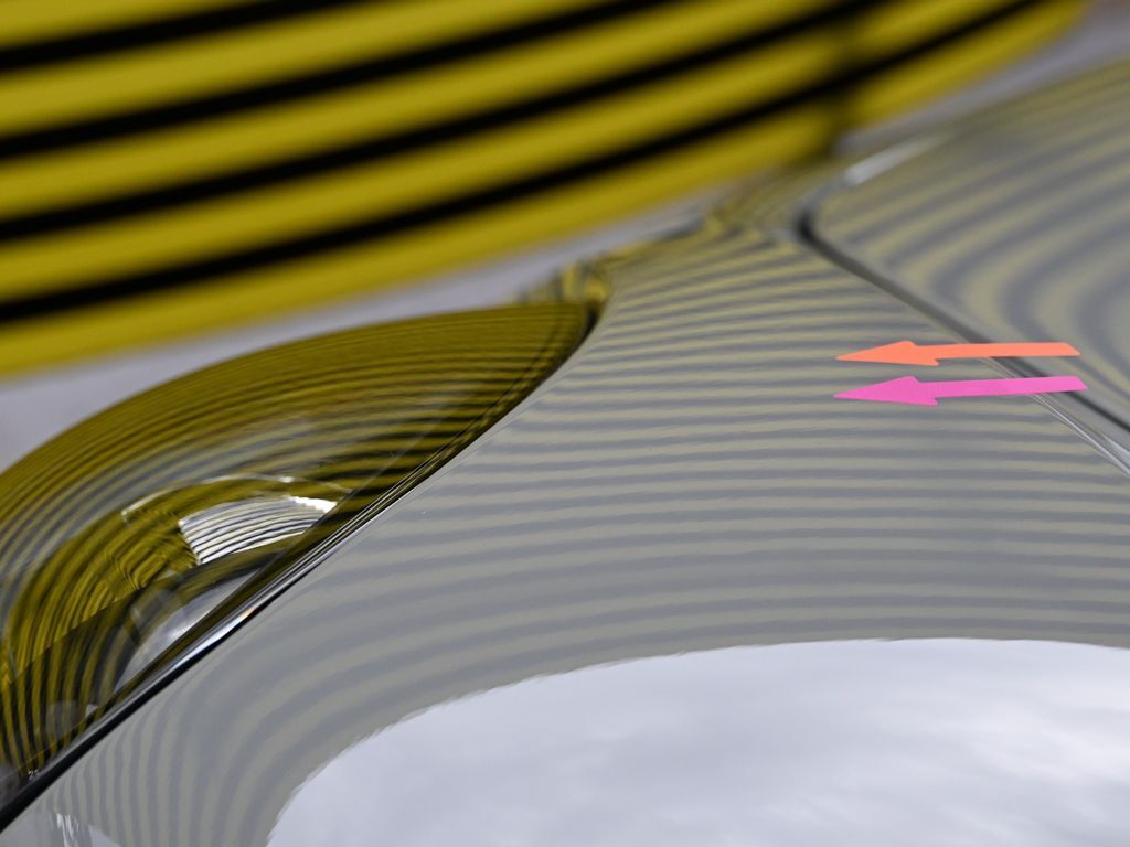 ポルシェ 718ボクスター 左フロントフェンダーのデントリペア後 ラインボードで確認