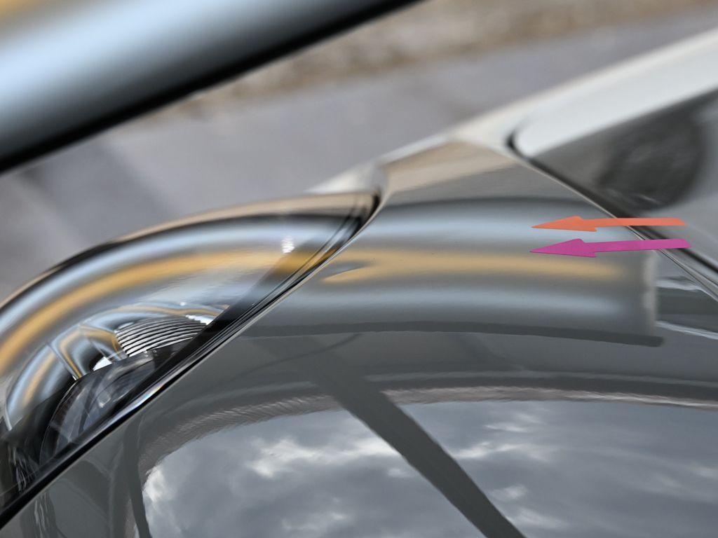 ポルシェ 718ボクスター 左フロントフェンダーのデントリペア前 ライトの光で確認