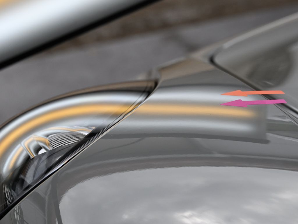 ポルシェ 718ボクスター 左フロントフェンダーのデントリペア後 ライトの光で確認