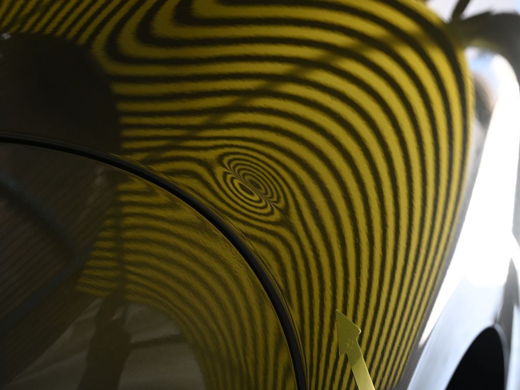 フェアレディZ 右リアフェンダーのデントリペア前 ラインボードで確認