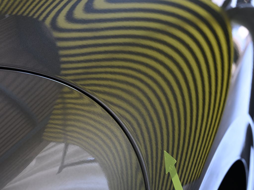 フェアレディZ 右リアフェンダーのデントリペア後 ラインボードで確認