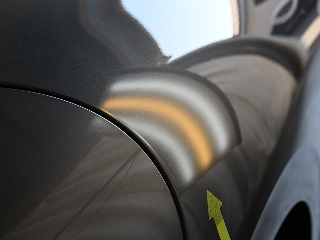 フェアレディZ 右リアフェンダーのデントリペア後 ライトの光で確認