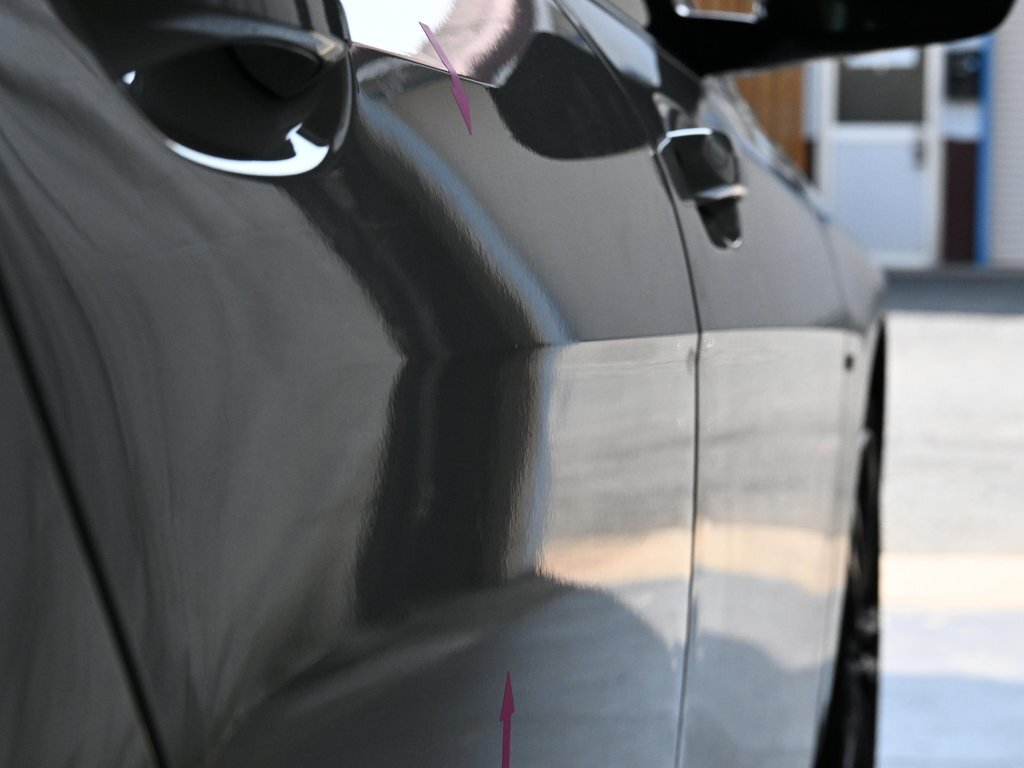 BMW 2シリーズグランクーペ 右リアドアのデントリペア後 ラインボードの基準で確認