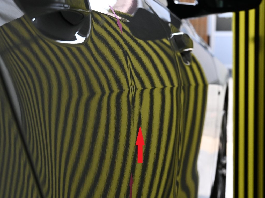 BMW 2シリーズグランクーペ 右リアドアのデントリペア前 出っ張りの位置をラインボードの基準で確認