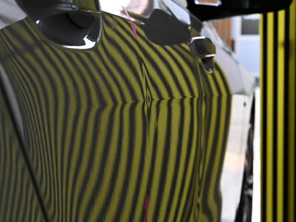 BMW 2シリーズグランクーペ 右リアドアのデントリペア前 ラインボードの基準で確認