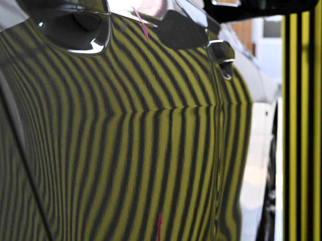 BMW 2シリーズグランクーペ 右リアドアのデントリペア後 ラインボードの基準で確認