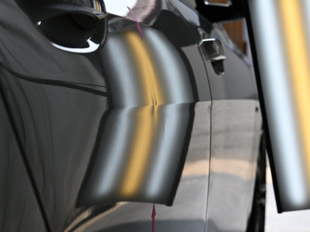 BMW 2シリーズグランクーペ 右リアドアのデントリペア前 ライトの光で確認