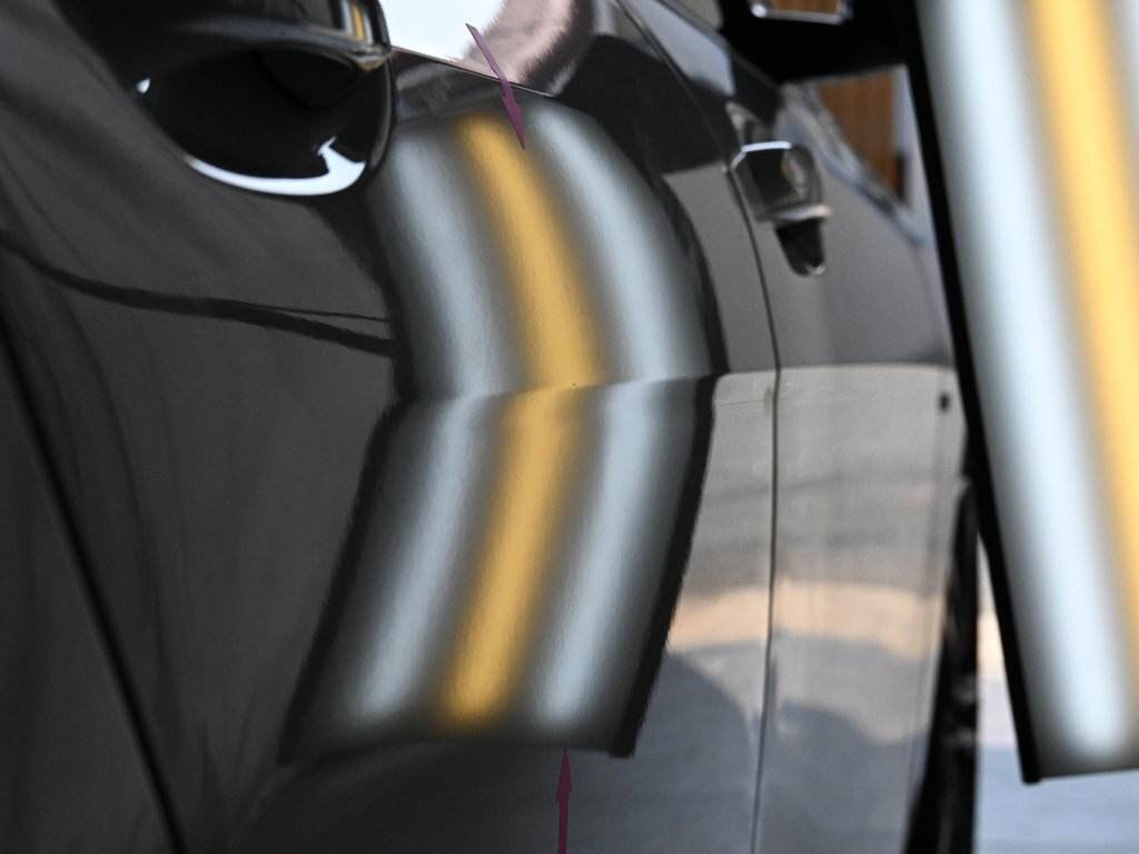 BMW 2シリーズグランクーペ 右リアドアのデントリペア後 ライトの光で確認