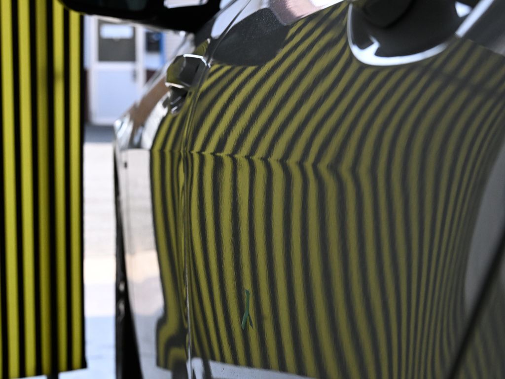 BMW 2シリーズグランクーペ 左リアドアの出っ張り部分をラインボードの基準で確認