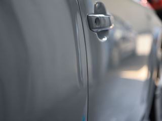 アウディA3 右リアドアの縦長のデントリペア前・景色での確認