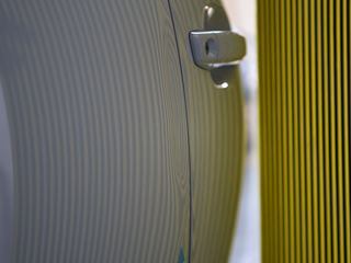 アウディA3 右リアドアの縦長のデントリペア前・ラインボードでの確認