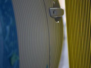 アウディA3 右リアドアの縦長のデントリペア後・ラインボードでの確認