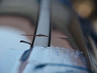 アルファード右ピラー後部上面のへこみ修理前・景色での確認