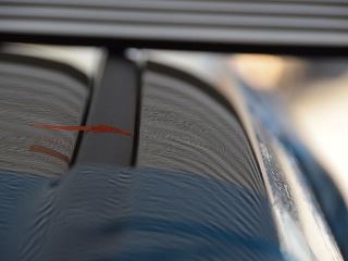 アルファード右ピラー後部上面のへこみ修理前・ラインボードでの確認