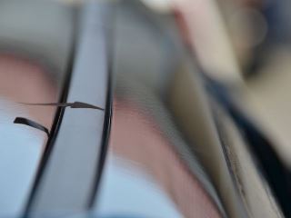 アルファード右ピラー後部上面のへこみ修理後・景色での確認