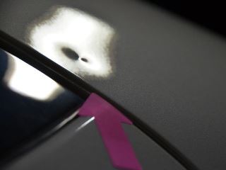 レクサスLS460左ピラーの深いヘコミ修理前・景色での確認