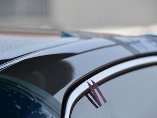 クラウン右ピラー後部の深く大きなへこみ修理後・景色での確認