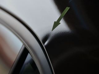 アクセラ左ピラーのへこみ修理前・景色での確認