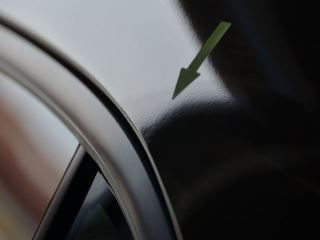 アクセラ左ピラーのへこみ修理後・景色での確認