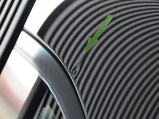 アクセラ左ピラーのへこみ修理前ラインボードでの確認