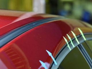 CX-30右ピラーの多数のへこみ修理後・景色での確認