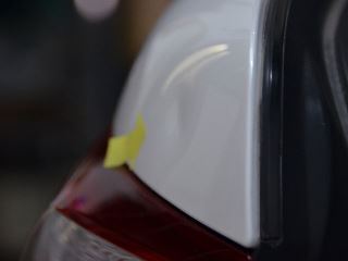 LS460リアフェンダー後部Rコーナーのへこみ修理前・景色での確認