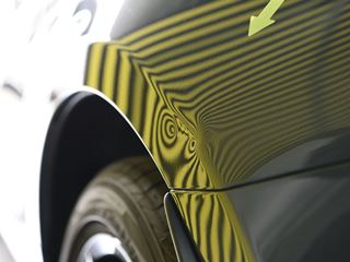 ロードスターリアフェンダーのデントリペア前・ラインボードでの確認